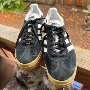 Women’s Gazelle platform Adidas in black and white